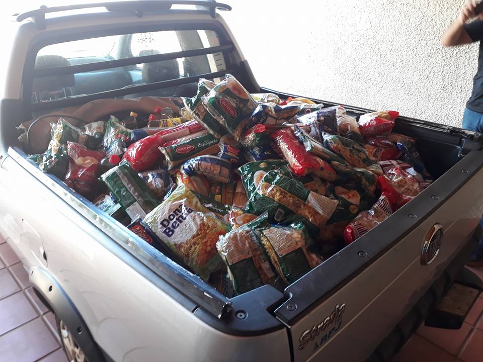 Doação de alimentos em evento beneficente da Commando Cultural
